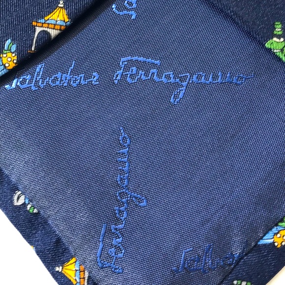 All silk designer luxury Salvatore Ferragamo tie - Picture 7 of 8